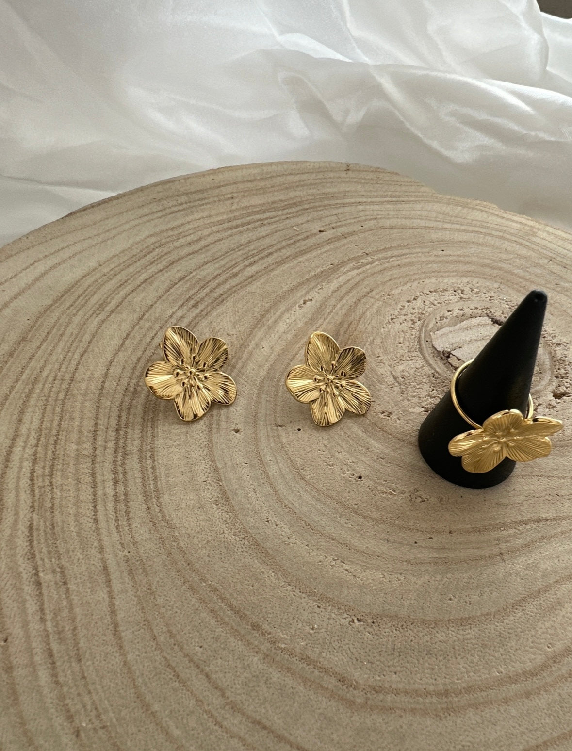 Boucles d’oreilles petites fleurs or